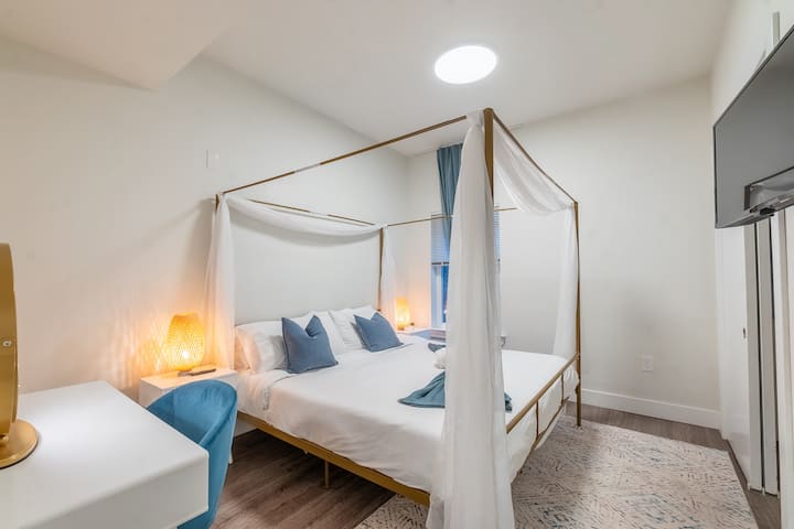 Kitanda cha ukubwa wa kifalme kilicho na televisheni na dawati 