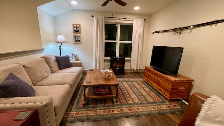 Solar Powered, Near Dwntn & Airport W/mtn Views - Bozeman, MT