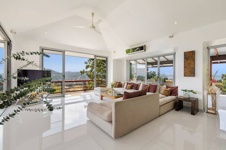 Esta sala de estar es un paraíso de entretenimiento, con un elegante televisor de pantalla grande que promete una experiencia visual inmersiva. Junto con un sistema de sonido perfecto, la habitación está diseñada para aquellos que valoran tanto la tecnología de alta gama como la comodidad.
