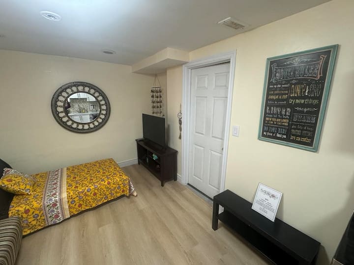 Independent Unit Beside 401 And Ajax Go Station! - Ajax