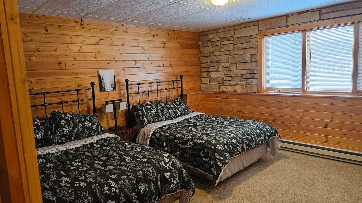 卧室3。楼下有两张全尺寸床。 与地下室的卧室共用走廊尽头的卫生间。 房间壁橱里有标准双人充气床垫。 