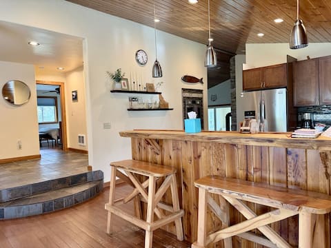 Bearadise-Pet OK-Downtown-Hot Tub-WIFI-Sleeps 10
