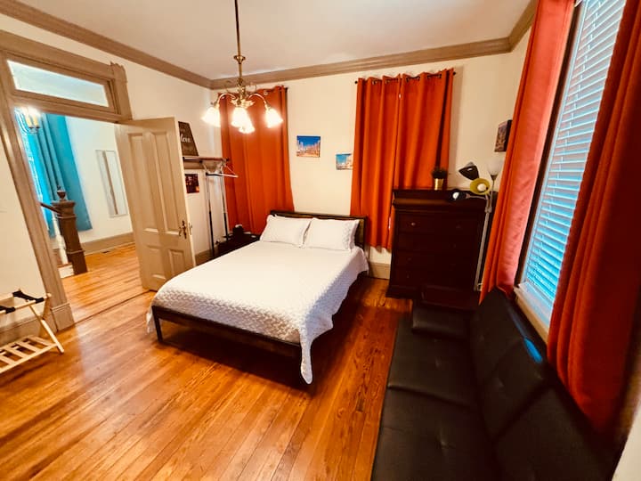 Dhomë gjumi me madhësi dopio "queen" pranë verandës së përparme dhe hyrjes, me një futon të rehatshëm për t 'u çlodhur. Ki parasysh: kjo dhomë është me pamje nga rruga kryesore dhe mund të ngrihet në verandë natën vonë, më e mira për vizitorët që nuk janë të ndjeshëm ndaj zhurmës.