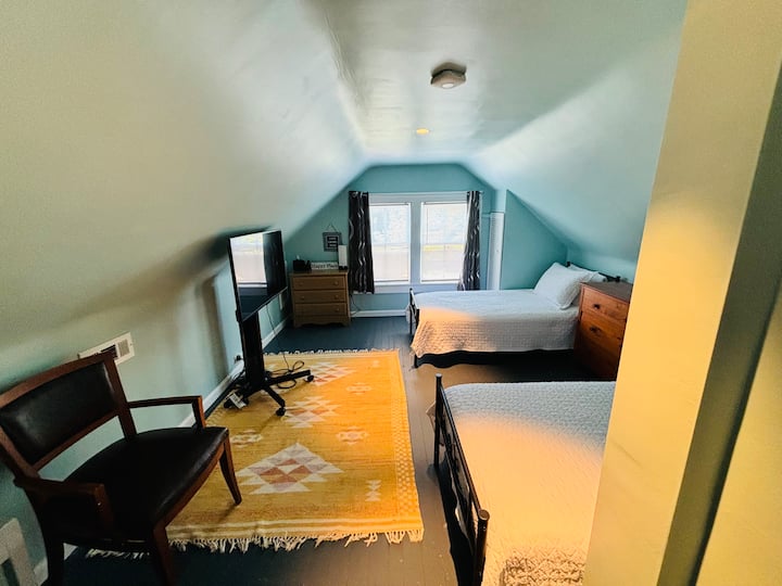 Mes sharmit të rehatshëm të papafingos, dy krevatet tanë binjakë ofrojnë jo vetëm rehati dhe izolim, por edhe një pamje magjepsëse. Ndërsa pushon në këto shtretër ftues, mund të shikosh jashtë dhe të mahnitesh nga panorama gjithnjë në ndryshim e lumit Hampton.