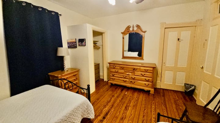 Dhomë gjumi e rehatshme me komodinë, pasqyrë dhe kënd dollapi. Dysheme të ngrohta prej druri dhe planimetri e thjeshtë për qëndrime çlodhëse.

