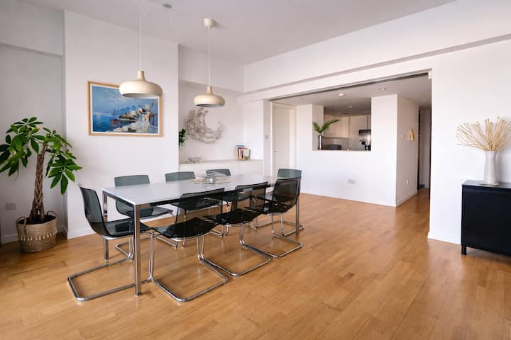 5 Star, 3 Bedroom Apartment With A  Seaview - Larnaca