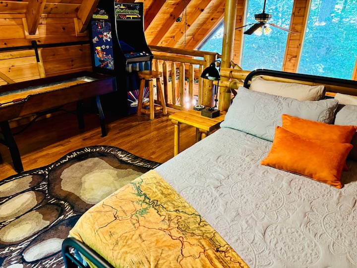 Loft de juegos con cama tamaño queen.