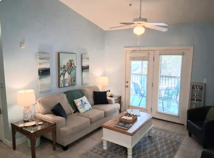 ห้องนั่งเล่นกว้างขวางพร้อมโซฟาและเก้าอี้ที่สบาย สมาร์ททีวีขนาด 60 นิ้ว