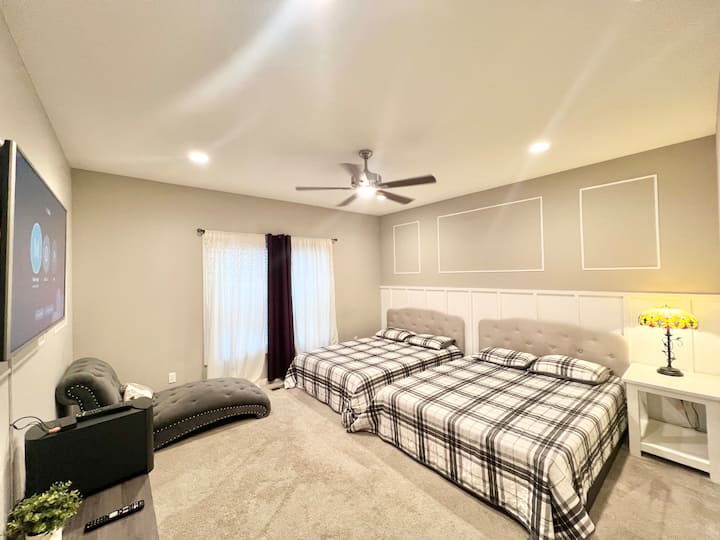 Nuestro hermoso dormitorio principal te traerá un tiempo de relajación durante tu escapada con un baño completo en la planta principal. 