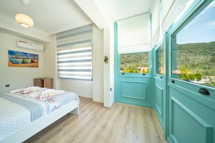 卧室面积为20平方米，配有飘窗（独立卫生间、更衣室和空调）。