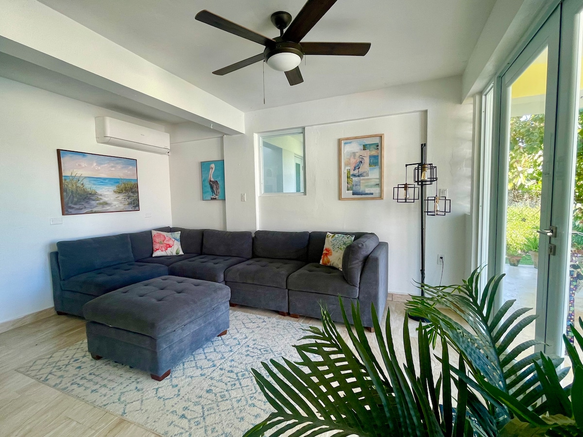 SEBULE - Ghorofa ya 1

-Kochi kubwa la ziada
Televisheni ya Skrini Kubwa
--WiFi
- Imeunganishwa na jiko na eneo la kula
--Large French Doors and full length windows look out to covered patio and pool area
