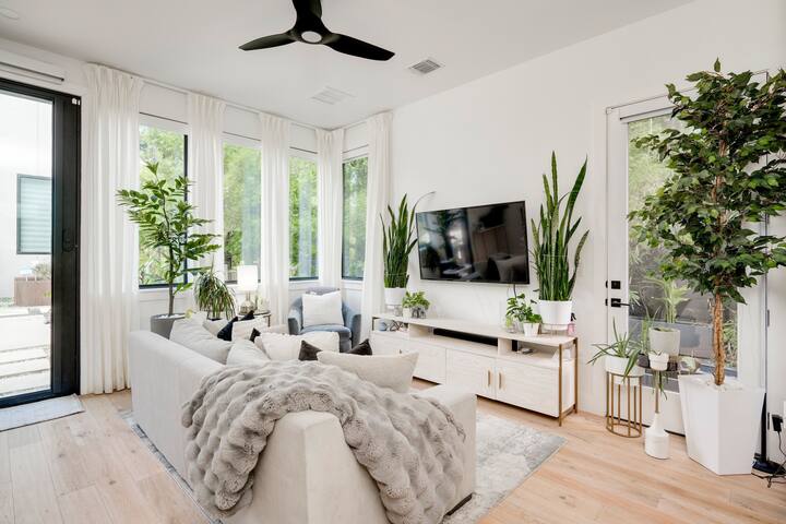 Luxurious Zilker Retreat gallery image 2