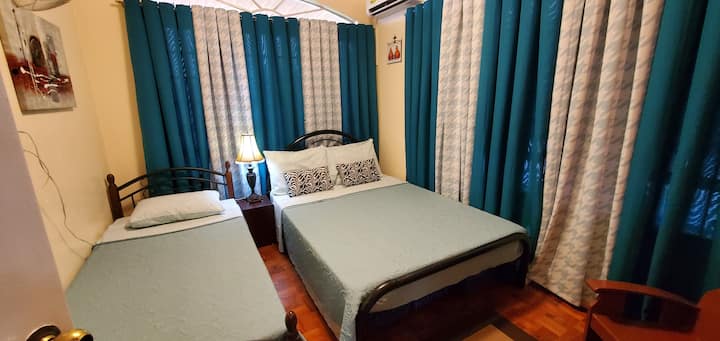 1 брачен кревет (широк 150-179 см) и 1 брачен кревет (широк 180-179 см