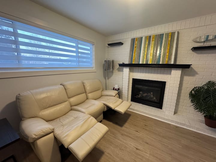 Quiet, Cozy Private Suite W/ Separate Entrance - Windsor