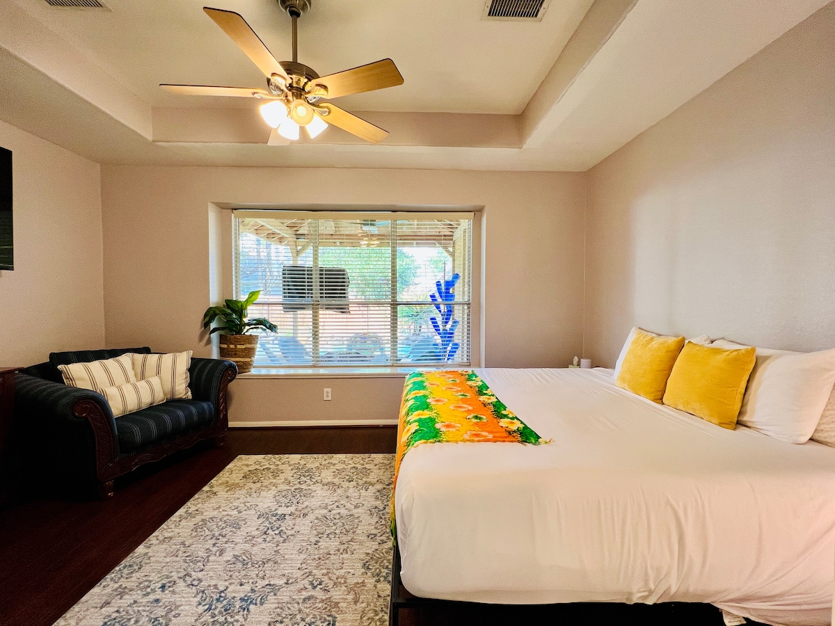 Opustite se uz pogled na bazen iz kreveta ili se opustite u udobnosti predimenzioniranog naslonjača i opustite se. Ovaj smještaj definitivno potiče mir.