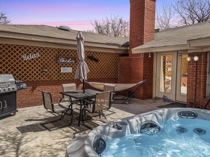 Scarlet House · Sleeps 16 + Spa + Fire Pit - Lubbock, TX