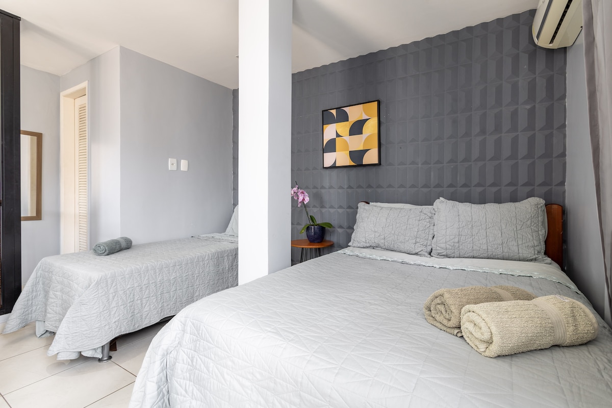 Na druhom poschodí je 1 manželská posteľ, 1 samostatná posteľ, kúpeľňa a prístup na terasu. 