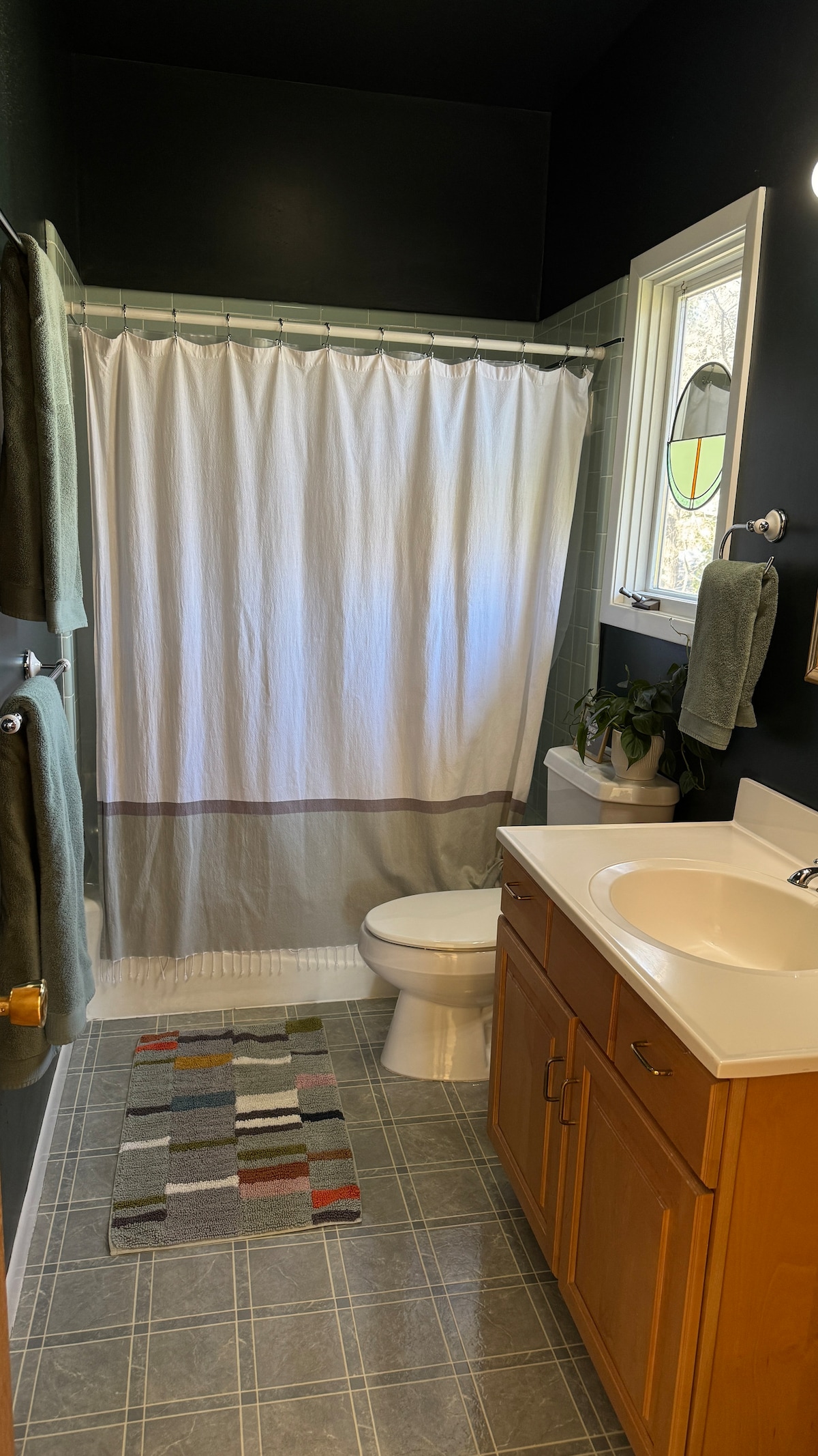Sunny Second Floor Carriage House Apt in Hyde Park