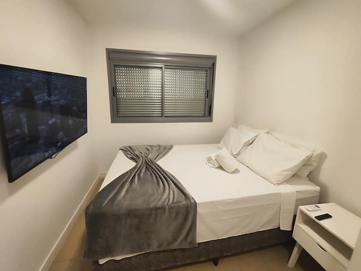 ห้องนอนพร้อมเตียงควีนไซส์ เครื่องปรับอากาศ สมาร์ททีวี