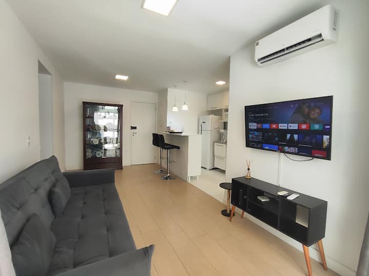 ห้องนั่งเล่นพร้อมเตียงโซฟาทีวีเครื่องปรับอากาศ 