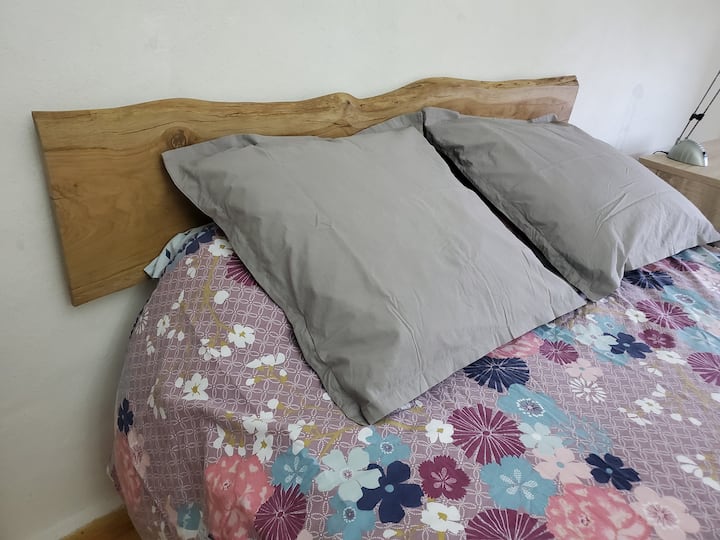 Chambre n°1 avec lit en 140 et salle de bain attenante