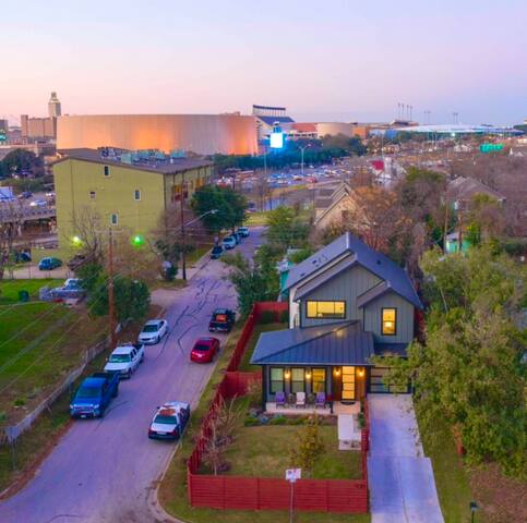 Modern Luxe Downtown Oasis, Steps2Moody&6thSt&UT gallery image 2