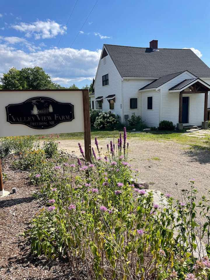 Farmhouse Retreat, Dog Friendly w/ view & deck