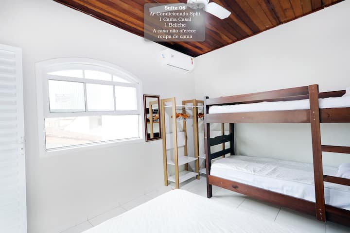 Chumba 06
Iko kwenye ghorofa ya juu.
Inafaa kwa watu wenye uwezo bora wa kutembea.
Makabati na Mikoba Iliyofunguliwa Sehemu ya Juu ya Kaunta
12000 btus
Bafu kamili lililoambatishwa
"NYUMBA HAITOI SHUKA ZA KITANDA"