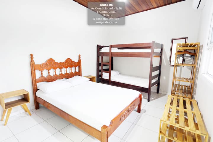 Chumba 05
Iko kwenye ghorofa ya juu.
Inafaa kwa watu wenye uwezo bora wa kutembea.
Makabati na Mikoba Iliyofunguliwa Sehemu ya Juu ya Kaunta
12000 btus
Bafu kamili lililoambatishwa
"NYUMBA HAITOI SHUKA ZA KITANDA"