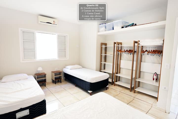 Chumba cha kulala 02
Kitanda cha watu wawili 
Vitanda 2 vya mtu mmoja
Kiyoyozi cha sehemu 12000 btus
"NYUMBA HAITOI SHUKA ZA KITANDA"