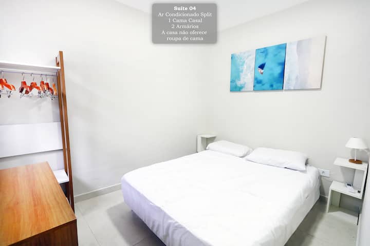 Chumba 04
Mji uko chini ya nyumba kwenye ghorofa ya chini.
Inafaa kwa watu wenye uwezo mdogo wa kutembea.
Makabati na Mikoba Iliyofunguliwa Sehemu ya Juu ya Kaunta
12000 btus
Bafu kamili lililoambatishwa
"NYUMBA HAITOI SHUKA ZA KITANDA"