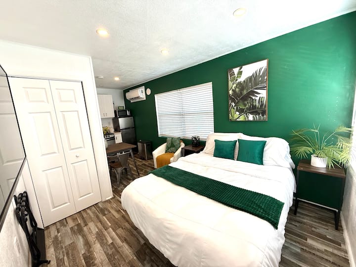 Studio: Beach Across St, Ron Jon’s 4 Mi, Port 8 Mi - Cocoa Beach, FL