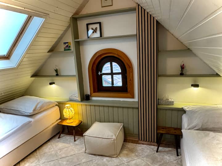 2 gemütliche Boxspringbetten im Kinderzimmer