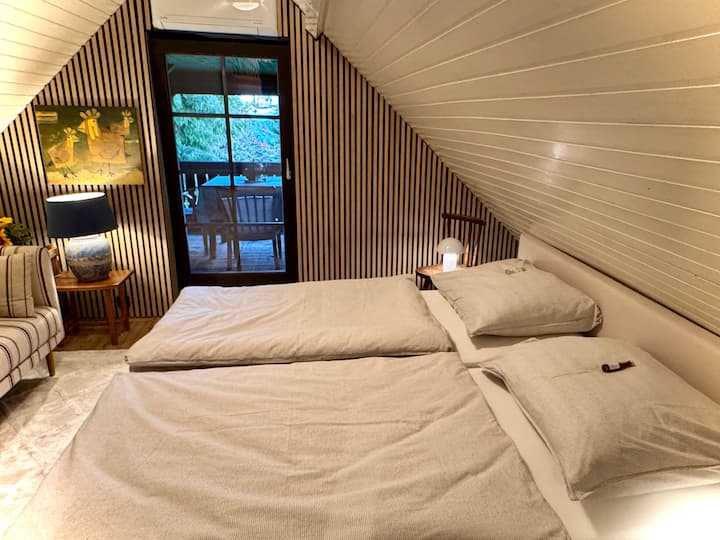 2 gemütliche Boxspringbetten im Schlafzimmer