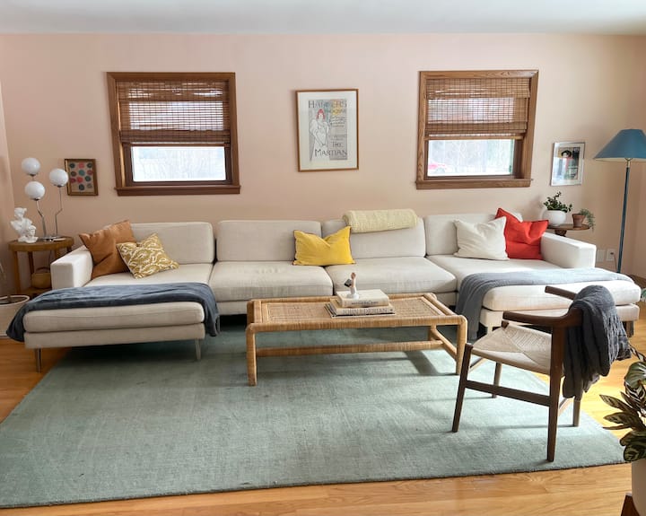 Cheerful 3 Bedroom Home W/ Full Bar & Indoor Fire - Cedarburg, WI