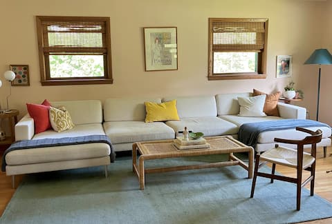 Cheerful 3 Bedroom Home w/ Full Bar & Indoor Fire