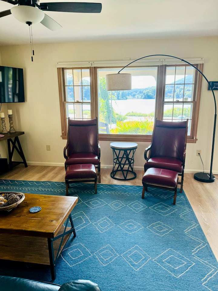 Მისაღები ოთახი ტბის ხედით. Კომფორტული დასაჯდომი ადგილები, 50"ბრტყელეკრანიანი Roku TV პრაიმით, Netflix