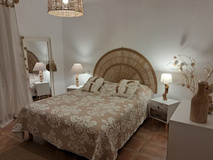 Habitación Léa, ropa de cama de 140 cm, vista a la piscina y al jardín