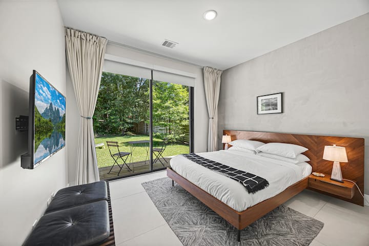 Cette chambre donne sur le jardin. Lit queen size avec des draps et des rideaux confortables pour passer de bonnes nuits de sommeil.