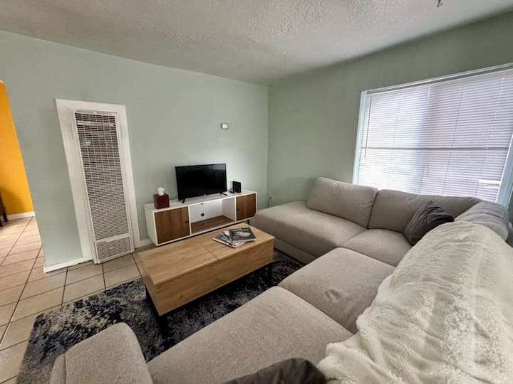 Large One-bedroom Adobe Near Downtown - 앨버커키