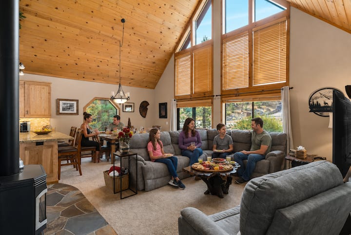 Family Retreat | King Suite, Hot Tub | Rec Center Access | Near Trails & Lake - Truckee, CA