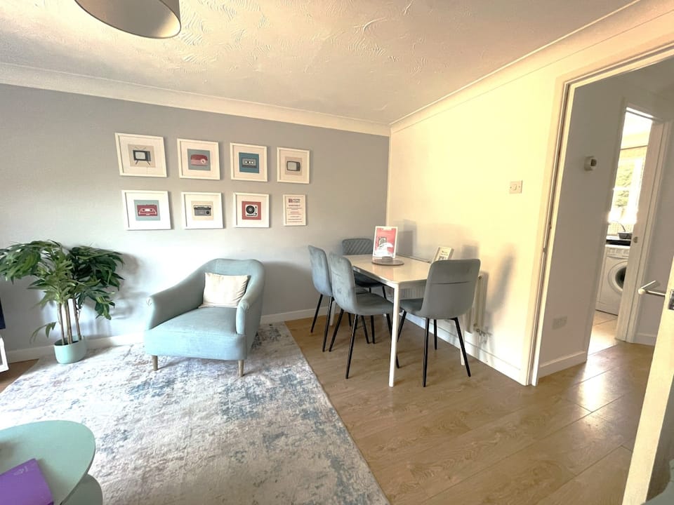 Modern 2 Bed House Sleeps 6 Southam Town Centre - Inspire Homes Ltd — photo 1
