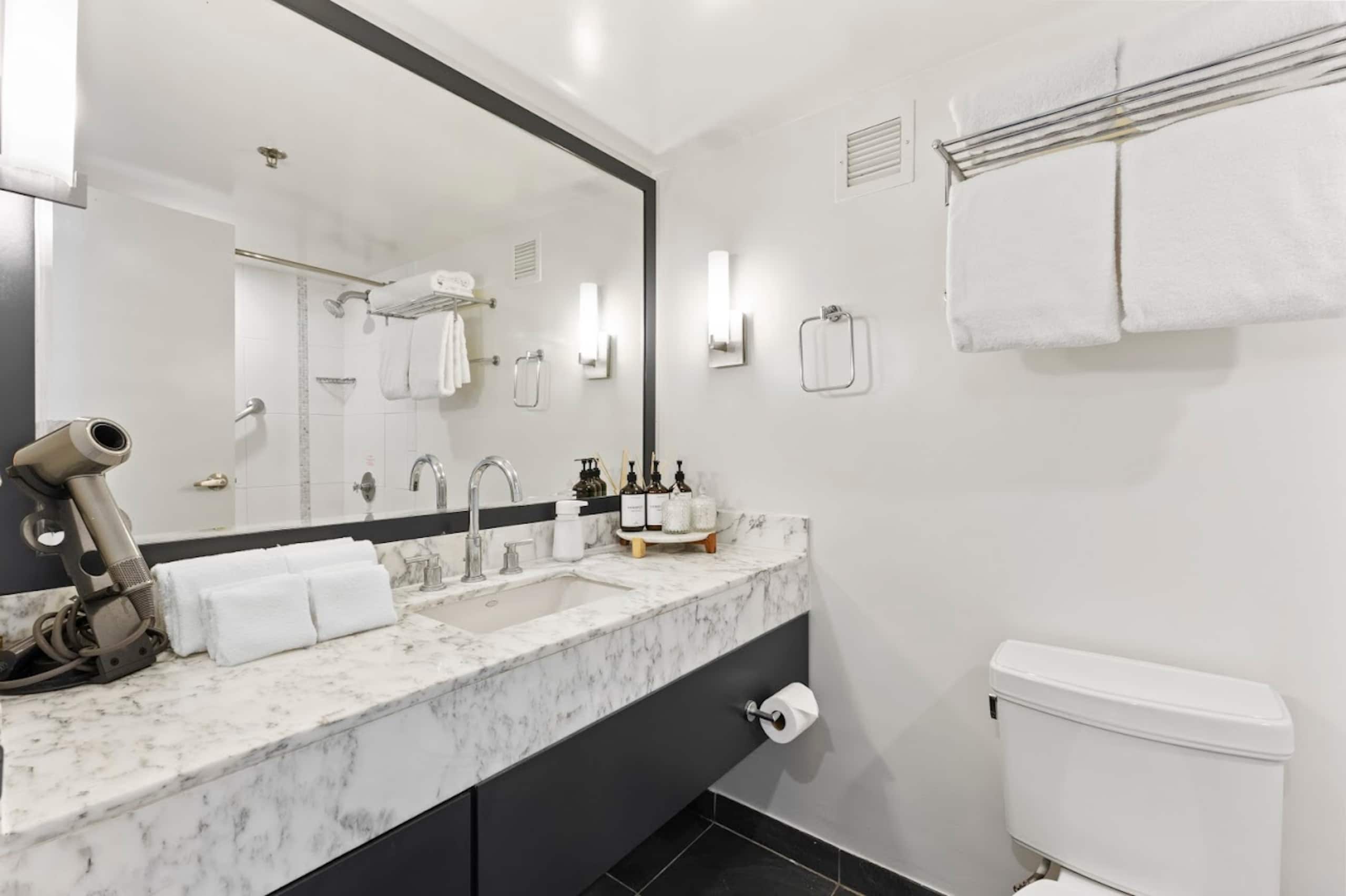 Condo in Honolulu · ★4.95 · Studio · 2 beds · 1 private bath - Image 14