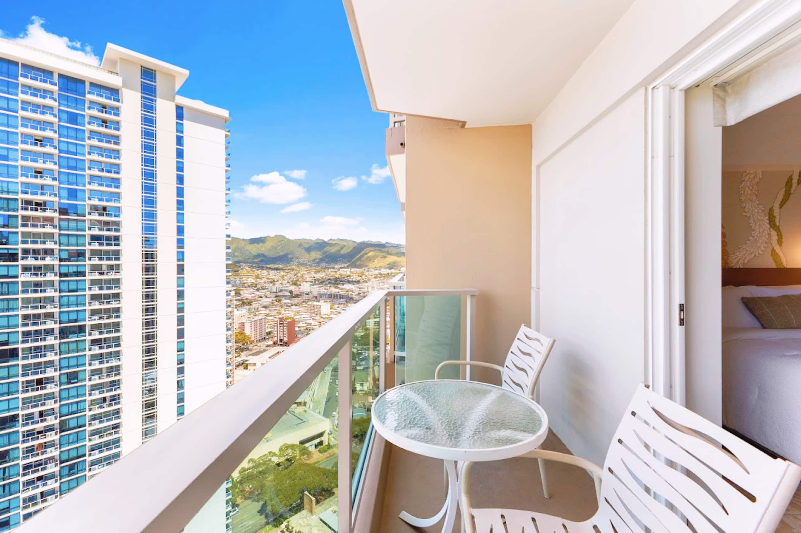 Condo in Honolulu · ★4.95 · Studio · 2 beds · 1 private bath - Image 22