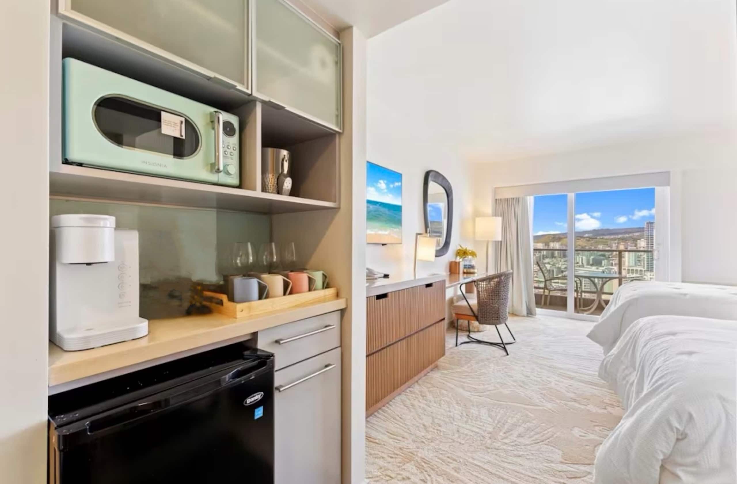 Condo in Honolulu · ★4.95 · Studio · 2 beds · 1 private bath - Image 13