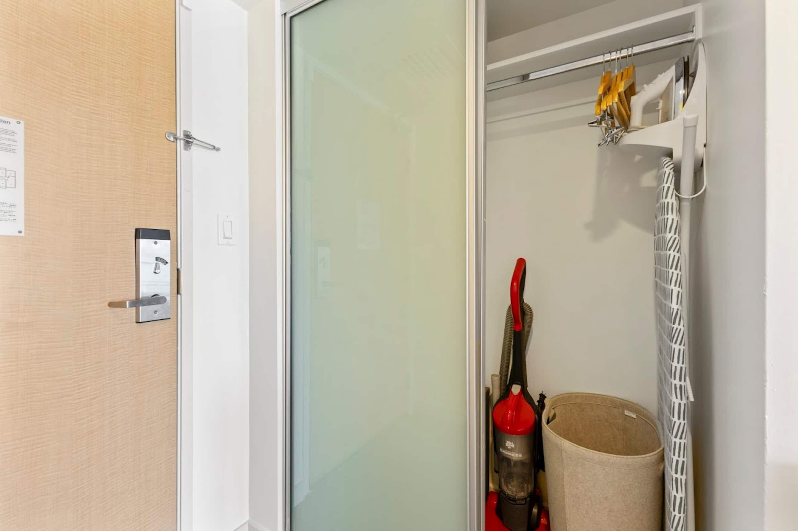 Condo in Honolulu · ★4.95 · Studio · 2 beds · 1 private bath - Image 11