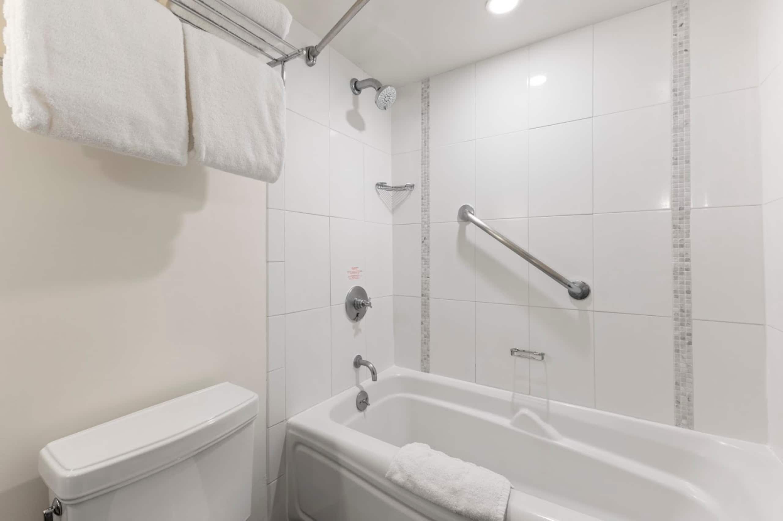 Condo in Honolulu · ★4.95 · Studio · 2 beds · 1 private bath - Image 16
