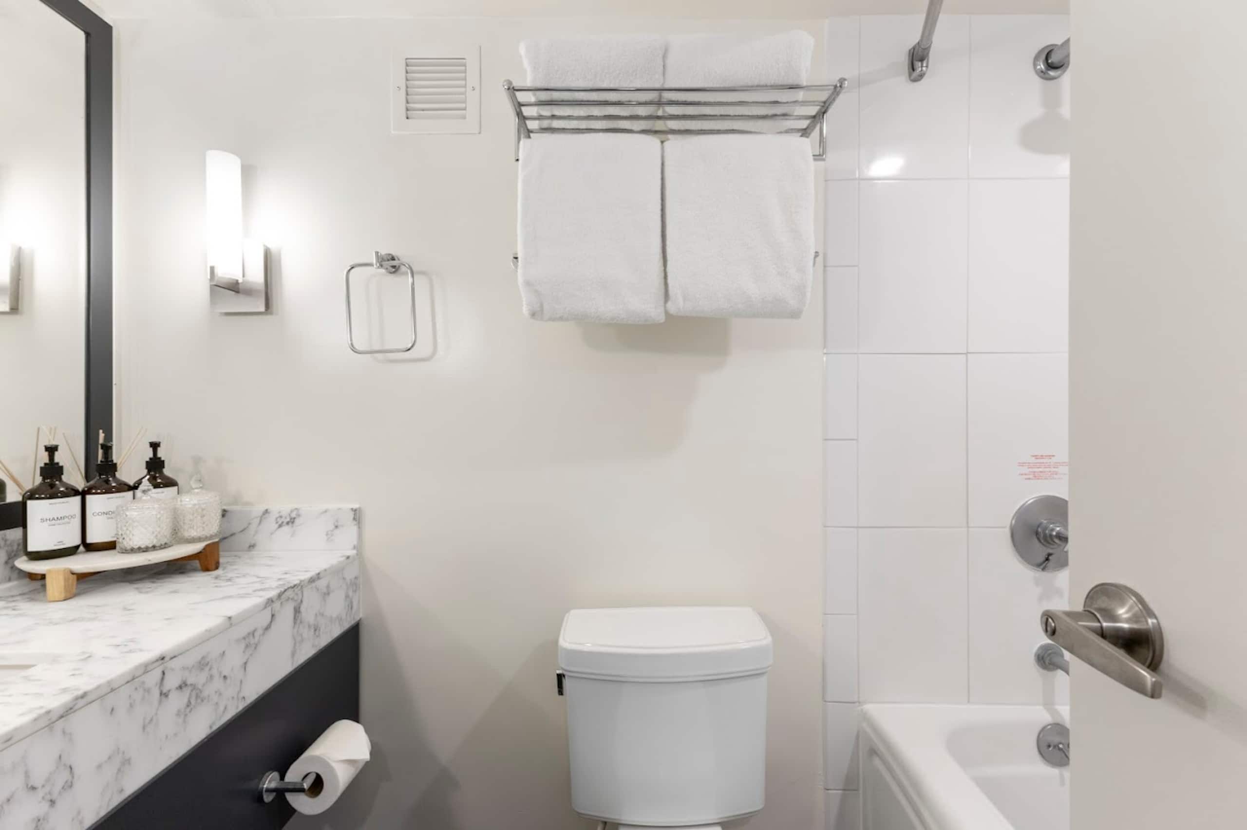 Condo in Honolulu · ★4.95 · Studio · 2 beds · 1 private bath - Image 18