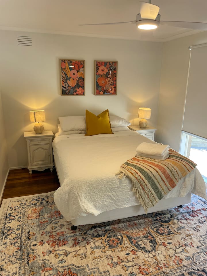 ห้องนอนใหญ่มีผ้าปูที่นอนผ้าฝ้ายอียิปต์ 1000 เส้นด้าย มองเห็นวิวของเขตสงวนใกล้เคียง