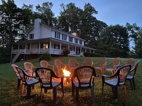 Restful Rustic Farmhouse on Lake Cumberland